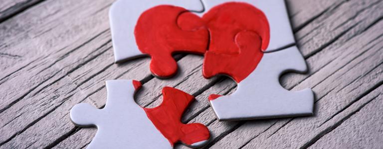 Coeur formé en pièces de puzzle se séparant